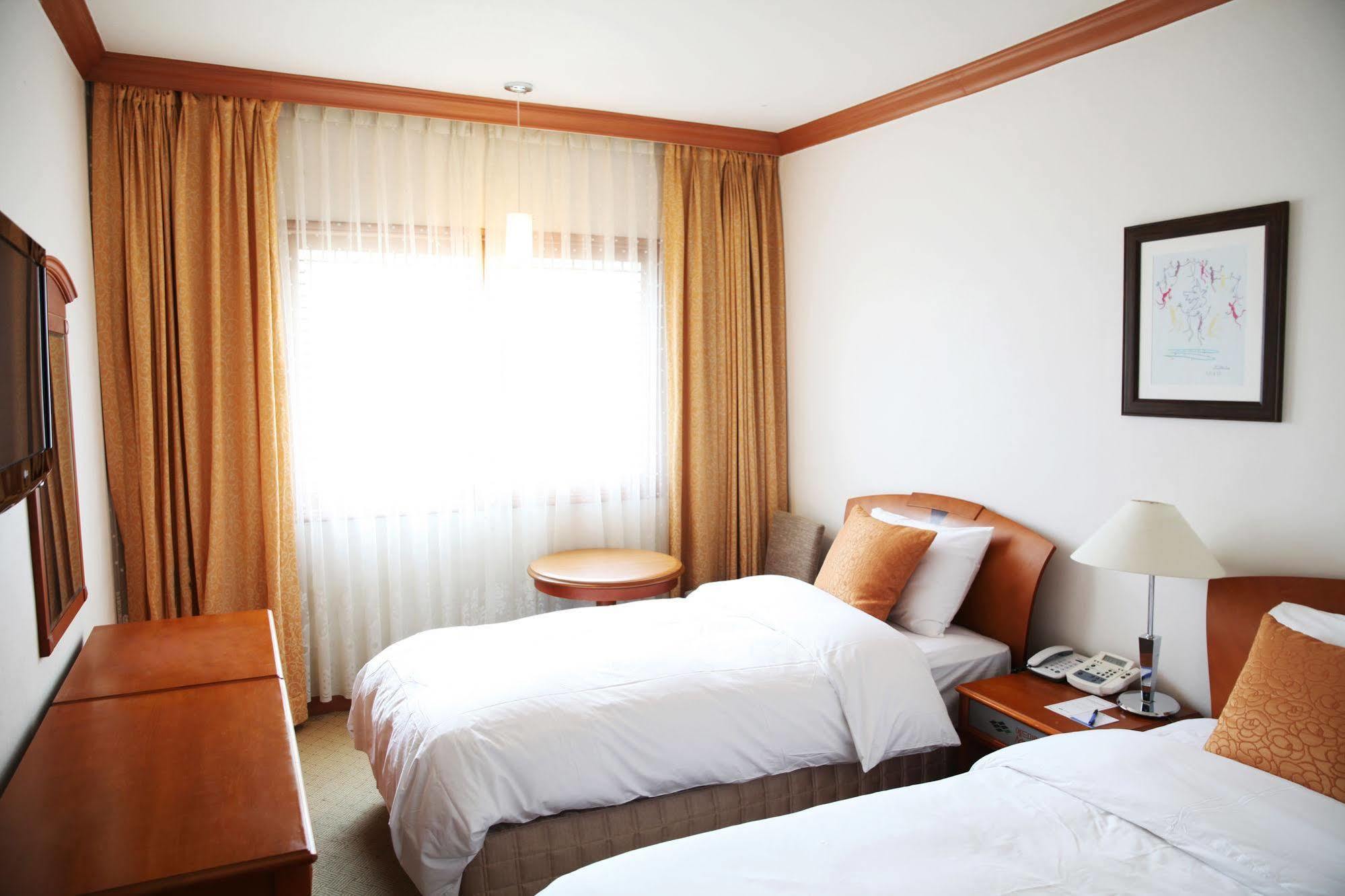 Admiral Hotel Geoje Bagian luar foto